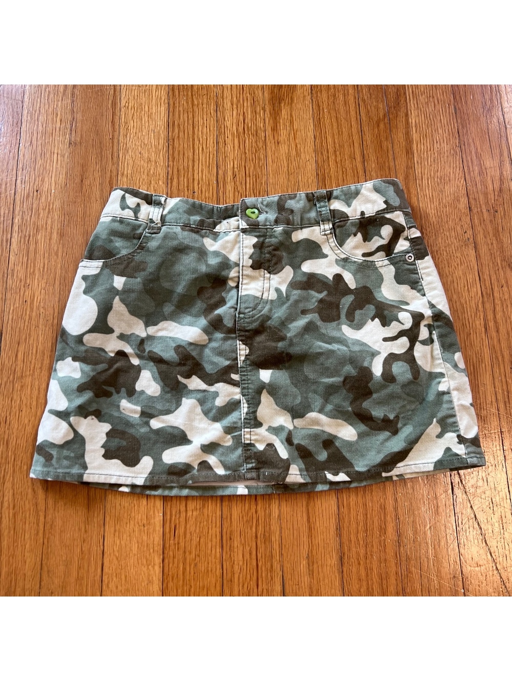 Vintage y2k camo low waisted mini skirt heart button detail